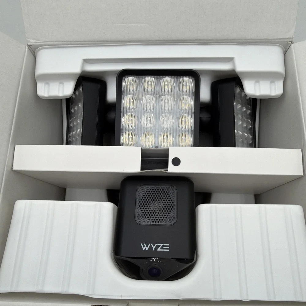 Wyze Cam Floodlight Pro BLACK 3000 Lumen LEDs 180° Wide View 2K HD Outdoor Wired